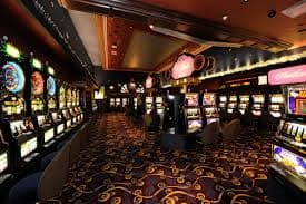 Tampilan meja baccarat skintoto dengan dealer langsung dan kartu-kartu di tangan
